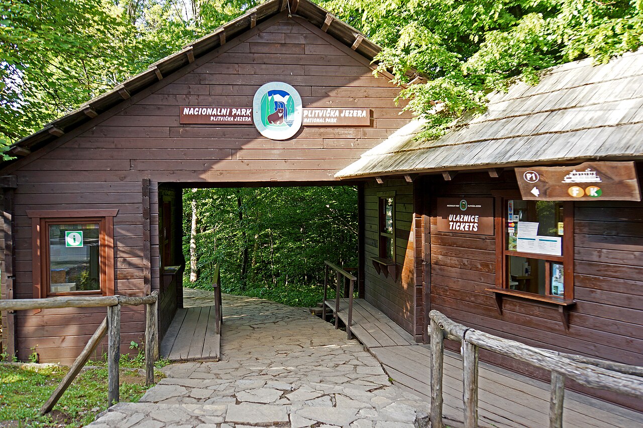 Croatia-00825 - Croatia's first National park (Plitvice Lake) (9450278997)