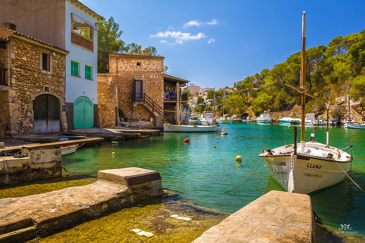 Boat and scenery in Cala Figuera, Mallorca (Spain) (23582554881)